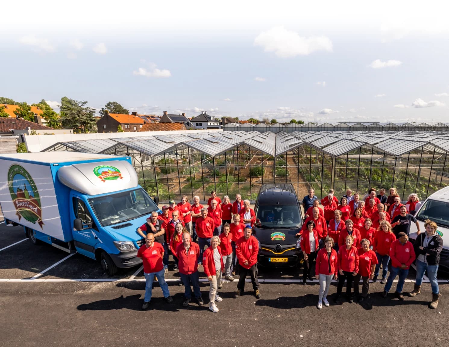 Het BoereGoed-team in rode shirts voor de kassen