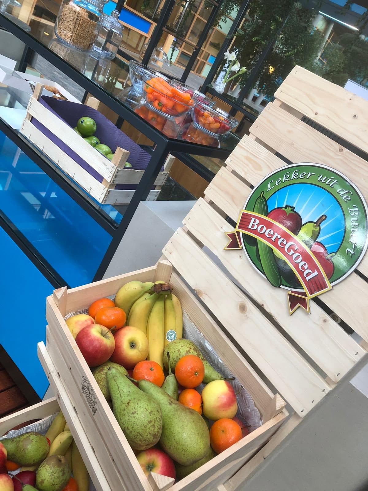 Werkfruitmeubel met een kist vers fruit op kantoor